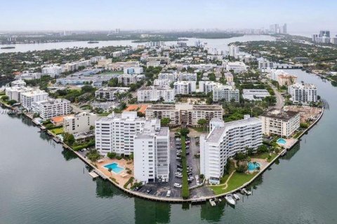 Condominio en alquiler en Bay Harbor Islands, Florida, 1 dormitorio, 106.84 m2 № 1368897 - foto 1