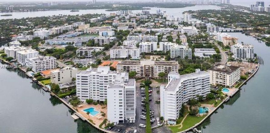 Condominio en Bay Harbor Islands, Florida, 1 dormitorio  № 1368897