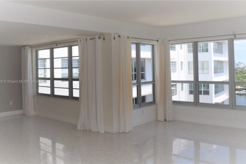 Condominio en alquiler en Bay Harbor Islands, Florida, 1 dormitorio, 106.84 m2 № 1368897 - foto 11