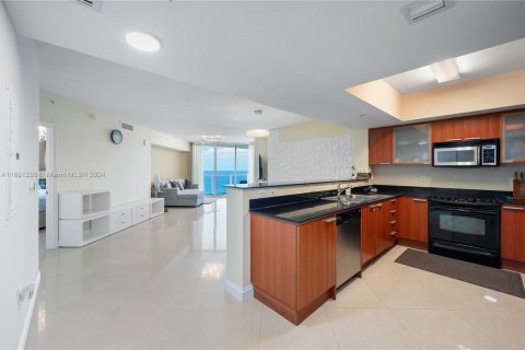 Condominio en alquiler en Sunny Isles Beach, Florida, 1 dormitorio, 92.9 m2 № 1368899 - foto 2