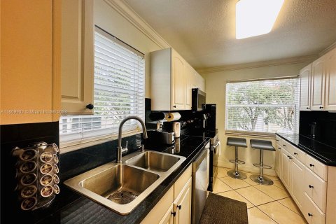 Condo in Lauderhill, Florida, 2 bedrooms  № 1232161 - photo 4