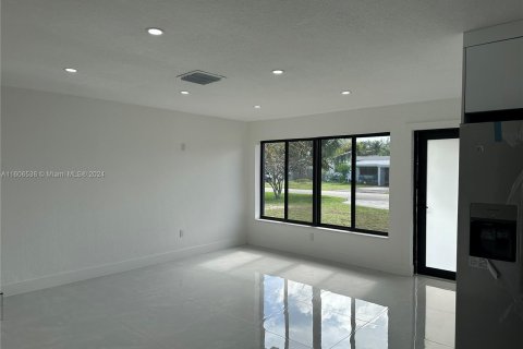 House in Pembroke Pines, Florida 3 bedrooms, 141.77 sq.m. № 1232198 - photo 11