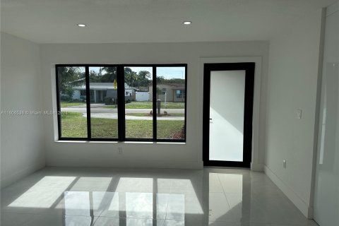 House in Pembroke Pines, Florida 3 bedrooms, 141.77 sq.m. № 1232198 - photo 12