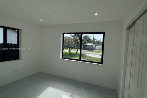 House in Pembroke Pines, Florida 3 bedrooms, 141.77 sq.m. № 1232198 - photo 22