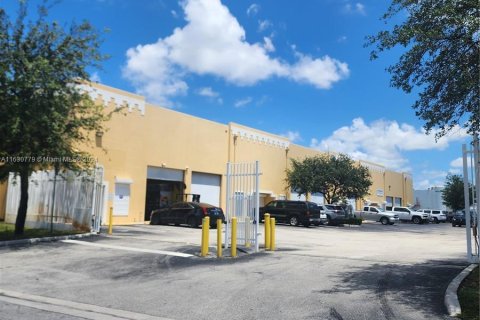 Propiedad comercial en venta en Opa-locka, Florida № 1291705 - foto 4