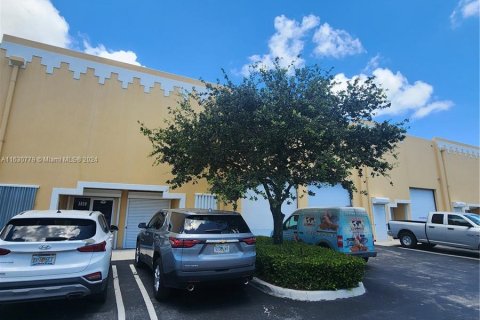 Propiedad comercial en venta en Opa-locka, Florida № 1291705 - foto 2