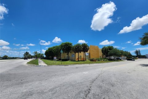 Commercial property in Opa-locka, Florida № 1291705 - photo 1