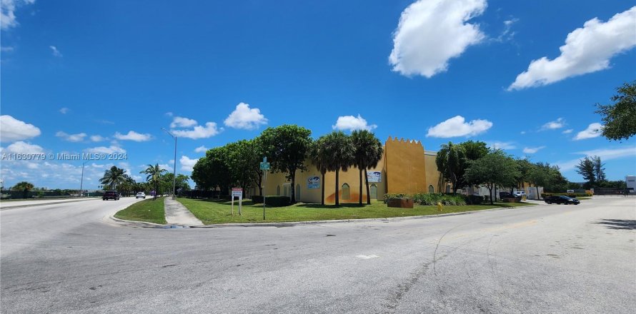 Immobilier commercial à Opa-locka, Floride № 1291705