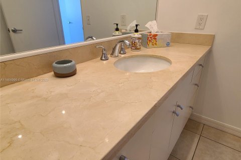 Condo in Miami, Florida, 1 bedroom  № 758822 - photo 26