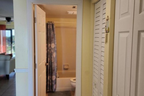 Condo in Hutchinson Island South, Florida, 2 bedrooms  № 1005072 - photo 15