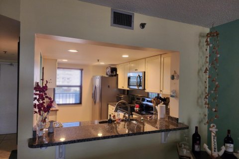 Condo in Hutchinson Island South, Florida, 2 bedrooms  № 1005072 - photo 20