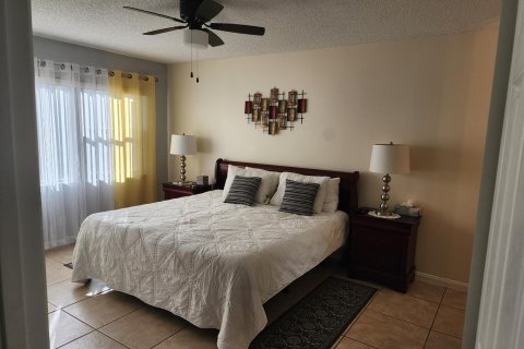 Condo in Hutchinson Island South, Florida, 2 bedrooms  № 1005072 - photo 19