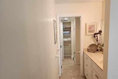 Condo in Hutchinson Island South, Florida, 2 bedrooms  № 1005072 - photo 18