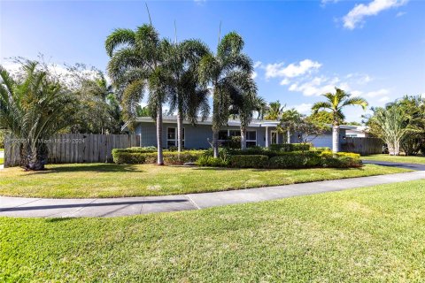 House in Fort Lauderdale, Florida 4 bedrooms, 169.83 sq.m. № 1000160 - photo 1