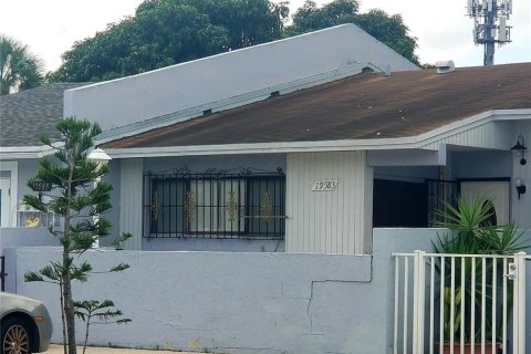 Townhouse in Miami Gardens, Florida 3 bedrooms, 120.96 sq.m. № 954432 - photo 3