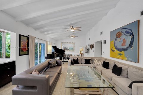 House in Miami, Florida 6 bedrooms, 197.14 sq.m. № 750023 - photo 11