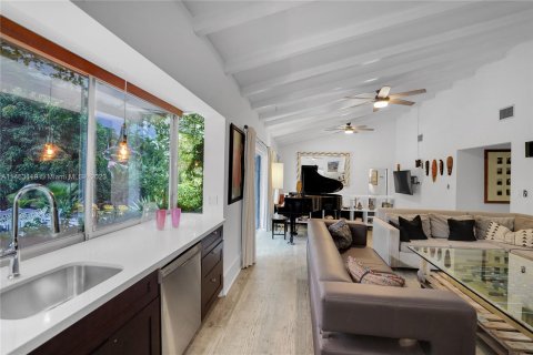 House in Miami, Florida 6 bedrooms, 197.14 sq.m. № 750023 - photo 13