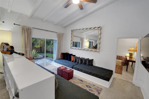 House in Miami, Florida 6 bedrooms, 197.14 sq.m. № 750023 - photo 10