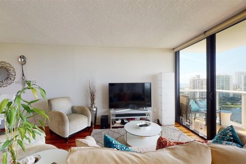 Condo in Aventura, Florida, 2 bedrooms  № 712205 - photo 18