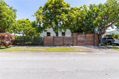 House in Miami, Florida 4 bedrooms, 174.01 sq.m. № 1402703 - photo 23