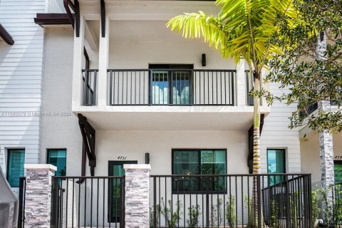 Townhouse in Doral, Florida 3 bedrooms, 137.68 sq.m. № 1155377 - photo 1