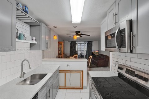 Condominio en venta en Lauderdale Lakes, Florida, 2 dormitorios, 89.19 m2 № 1099553 - foto 5