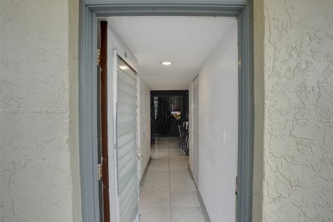 Condominio en venta en Lauderdale Lakes, Florida, 2 dormitorios, 89.19 m2 № 1099553 - foto 3