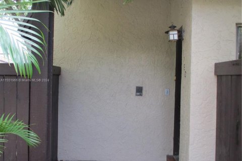 Townhouse in Pembroke Pines, Florida 3 bedrooms, 151.24 sq.m. № 1099507 - photo 3
