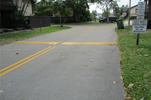 Townhouse in Pembroke Pines, Florida 3 bedrooms, 151.24 sq.m. № 1099507 - photo 2