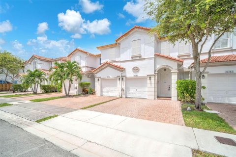 Touwnhouse à vendre à Doral, Floride: 4 chambres, 175.96 m2 № 1367091 - photo 1