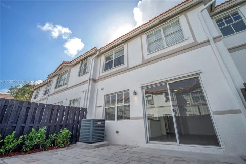 Townhouse in Doral, Florida 4 bedrooms, 175.96 sq.m. № 1367091 - photo 24