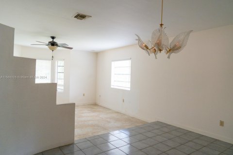 House in Cutler Bay, Florida 4 bedrooms, 216.83 sq.m. № 1154799 - photo 13