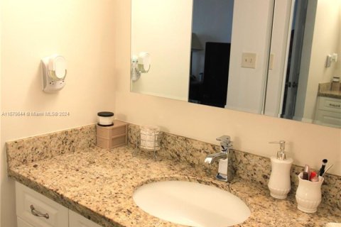 Condo in Pembroke Pines, Florida, 2 bedrooms  № 1154842 - photo 25