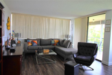 Condo in Pembroke Pines, Florida, 2 bedrooms  № 1154842 - photo 10