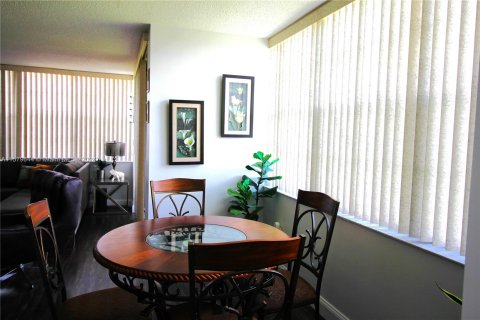 Condo in Pembroke Pines, Florida, 2 bedrooms  № 1154842 - photo 13