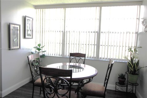 Condo in Pembroke Pines, Florida, 2 bedrooms  № 1154842 - photo 12