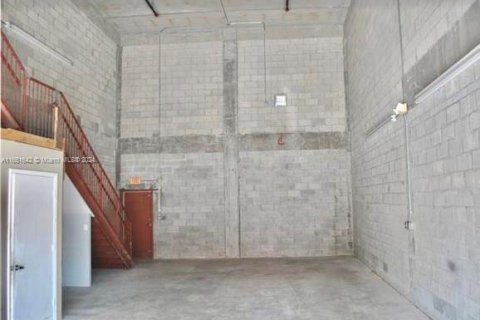 Propiedad comercial en venta en Miami, Florida № 1368824 - foto 3