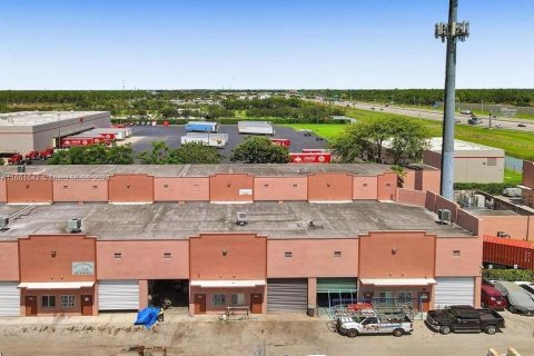 Propiedad comercial en venta en Miami, Florida № 1368824 - foto 2