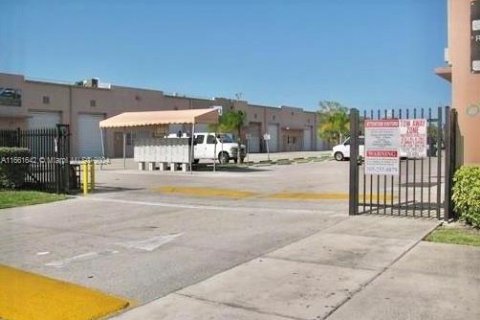 Propiedad comercial en venta en Miami, Florida № 1368824 - foto 4