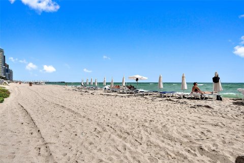 Condo in Sunny Isles Beach, Florida, 2 bedrooms  № 1162145 - photo 25