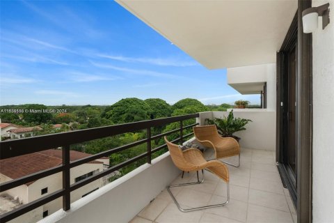 Condo in Coral Gables, Florida, 2 bedrooms  № 1305789 - photo 11