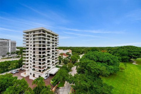 Condo in Coral Gables, Florida, 2 bedrooms  № 1305789 - photo 1