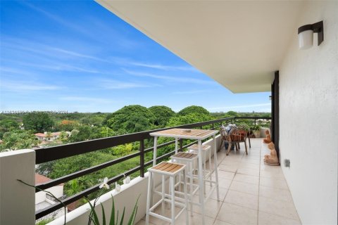 Condo in Coral Gables, Florida, 2 bedrooms  № 1305789 - photo 8