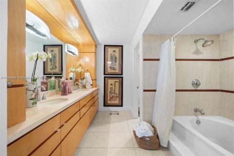 Condo in Coral Gables, Florida, 2 bedrooms  № 1305789 - photo 10