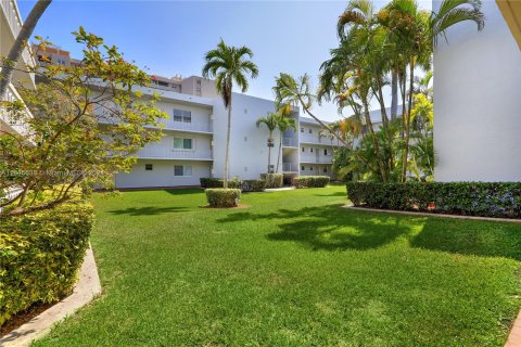 Condo in Coral Gables, Florida, 1 bedroom  № 1305417 - photo 16