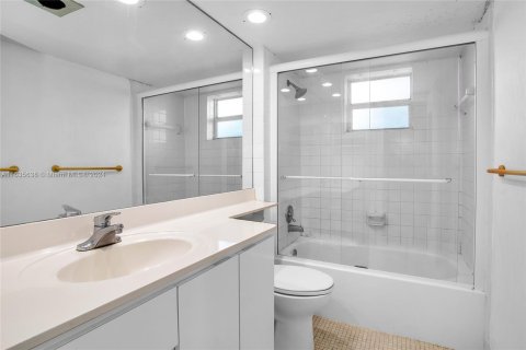 Condo in Coral Gables, Florida, 1 bedroom  № 1305417 - photo 13