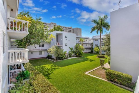 Condo in Coral Gables, Florida, 1 bedroom  № 1305417 - photo 15