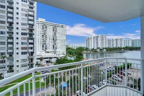 Condo in Aventura, Florida, 2 bedrooms  № 1229347 - photo 29