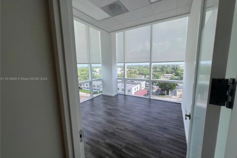 Commercial property in Miami, Florida № 1236816 - photo 13