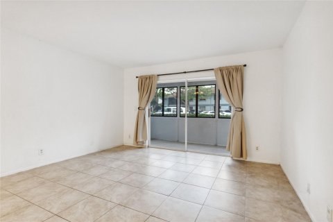 Condo in Oakland Park, Florida, 2 bedrooms  № 1223621 - photo 17